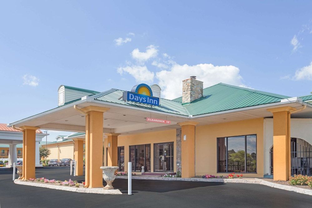 Days Inn by Wyndham Lenoir City 1