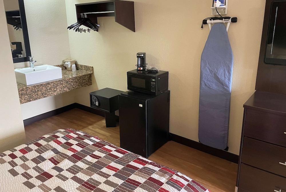 Travelodge by Wyndham Holland/Toledo 2