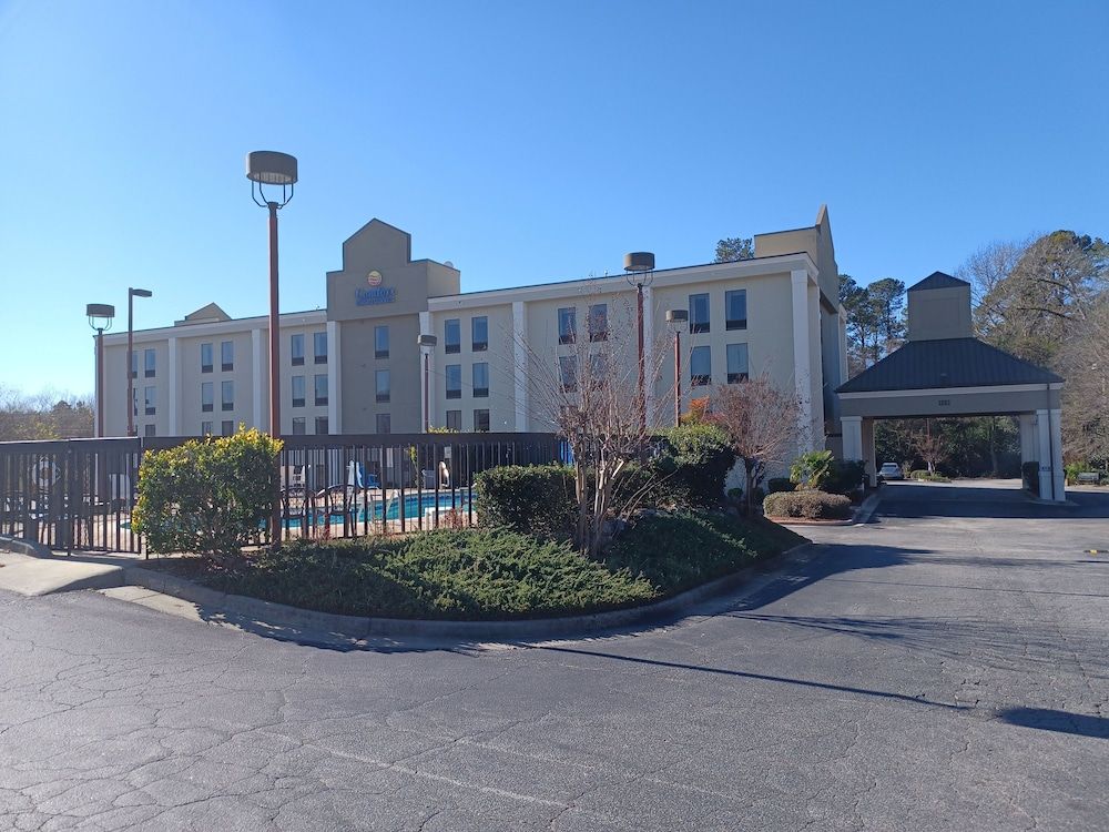 Comfort Inn & Suites Thomson 1