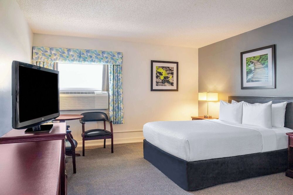 Days Inn & Conference Centre by Wyndham Camrose Norsemen 1