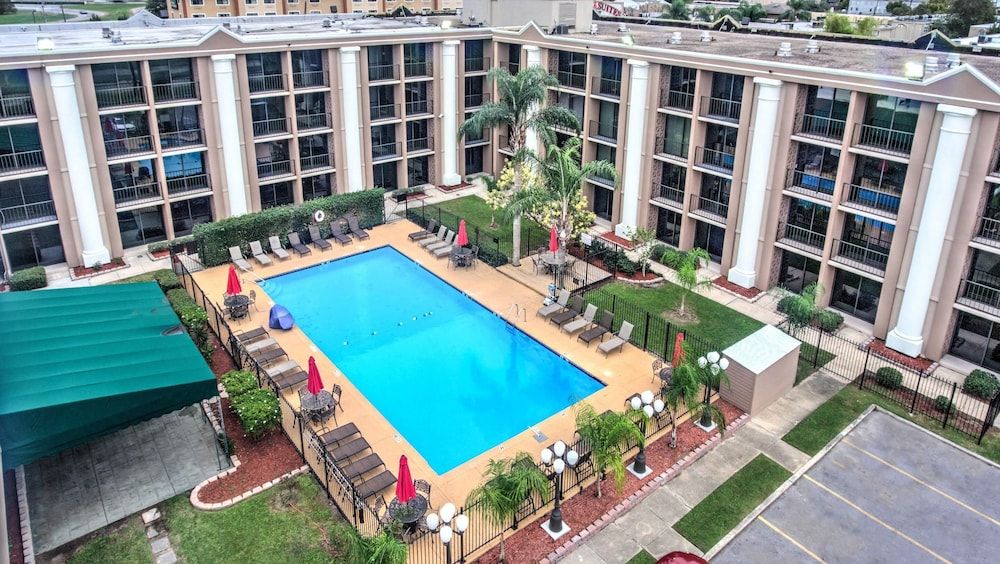 Clarion Hotel & Suites 1