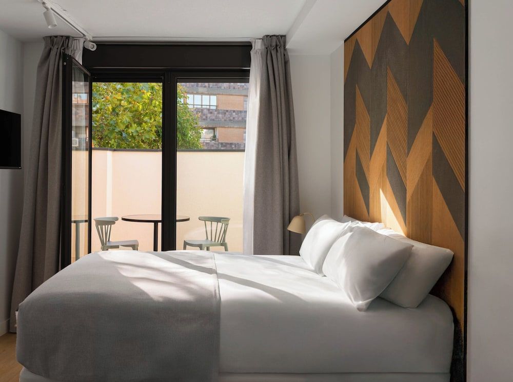 Limehome Madrid Calle de Bolivia 1