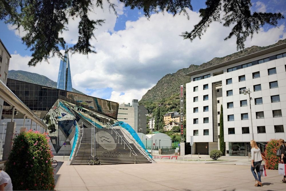 Yomo Mola Park 1