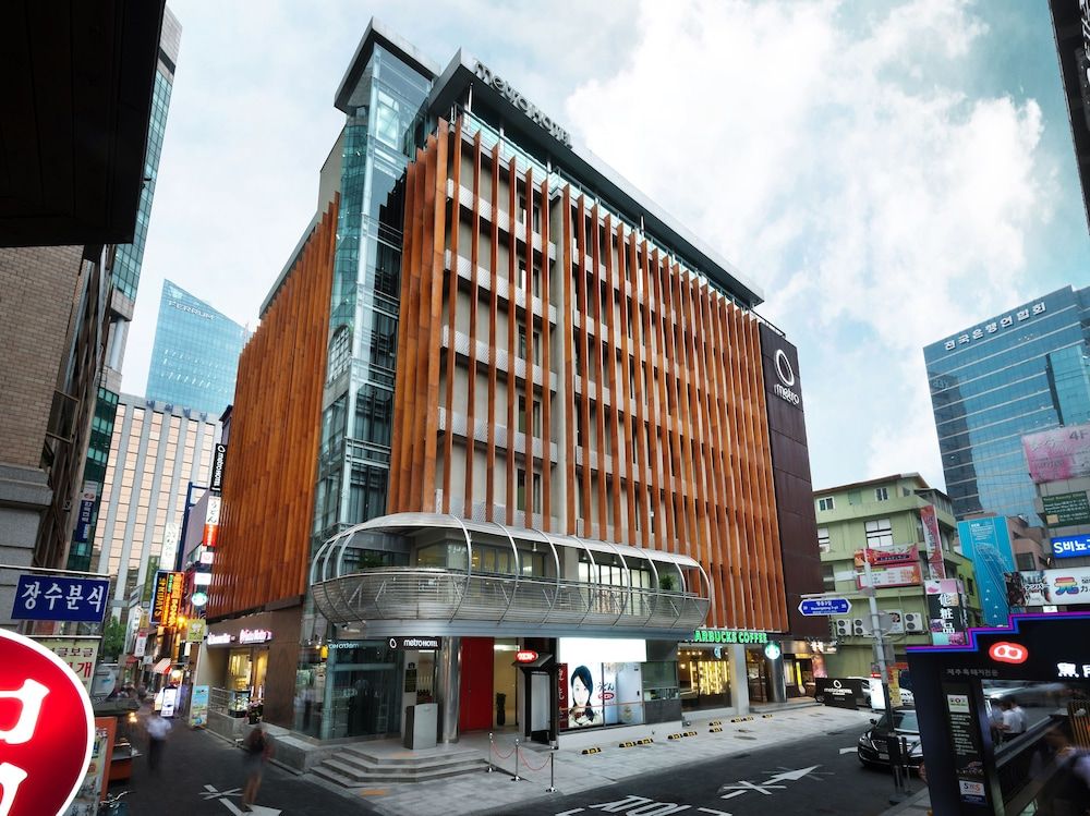Metro Hotel 1