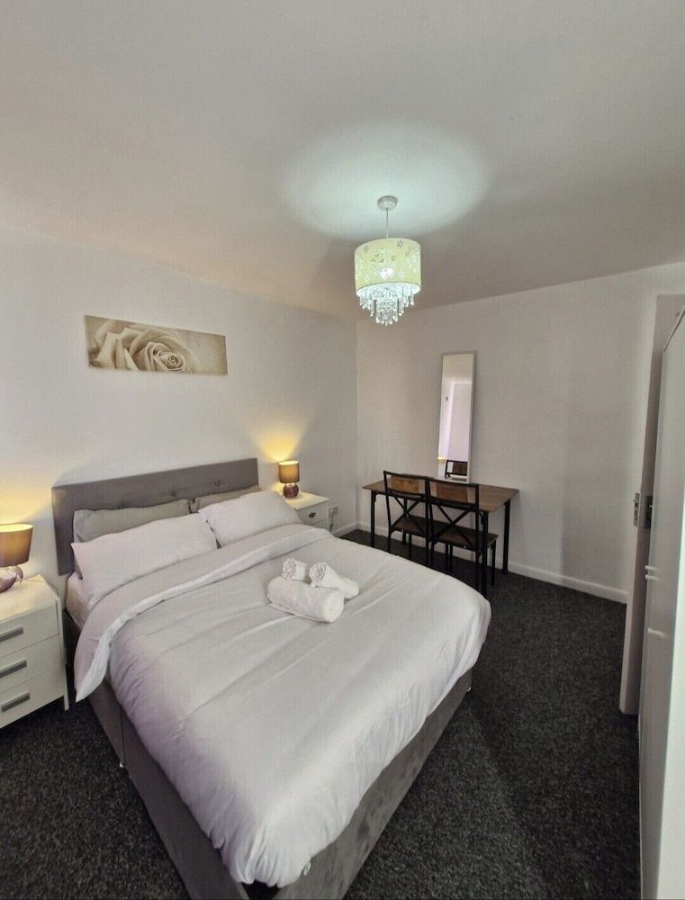 Cosy 3-Bed Home close to city and shops 2