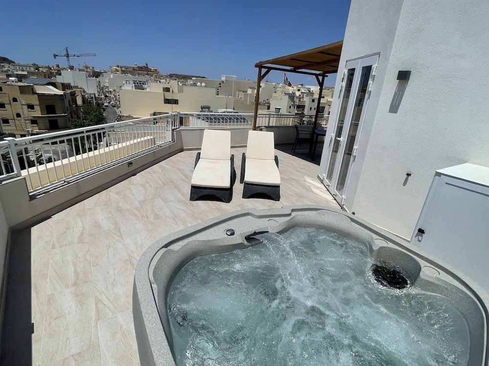 The Willows Penthouses with Jacuzzi 1