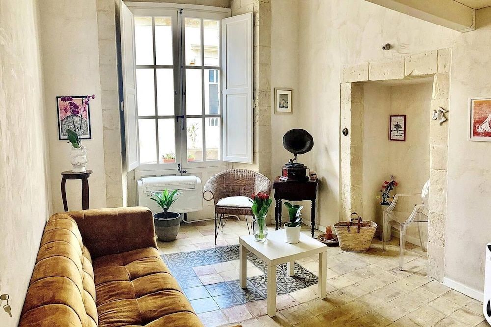 2-Bed Island Retreat - Baroque Courtyard & Views 1