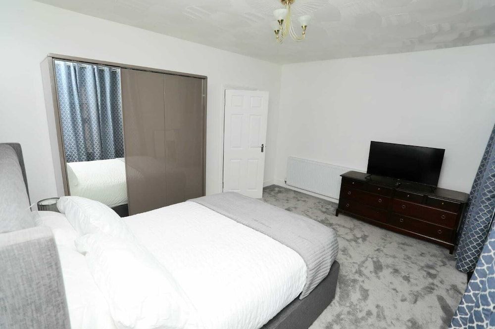 Impeccable 3-bed House in Plumstead, London 2