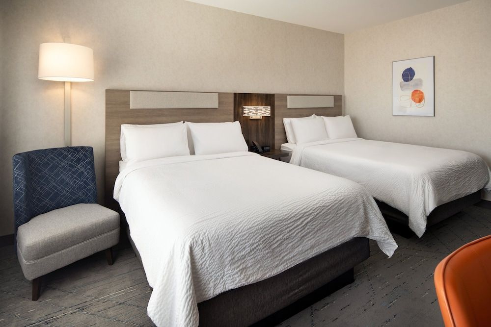 Holiday Inn Express & Suites FRESNO AIRPORT by IHG 1