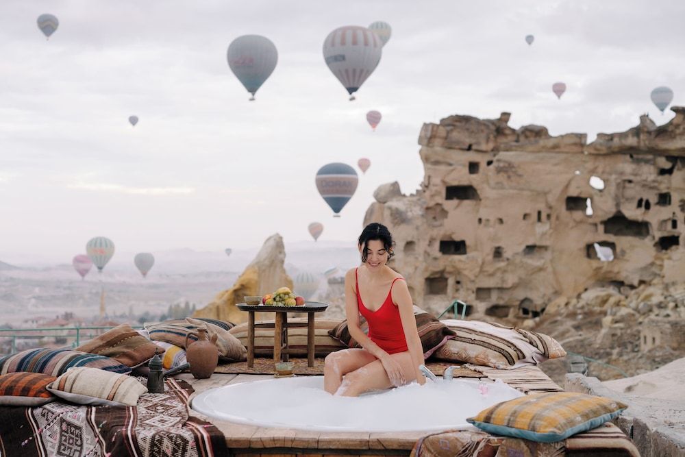 Seki Cave Hotel, Wake Up to Hot Air Balloons 1