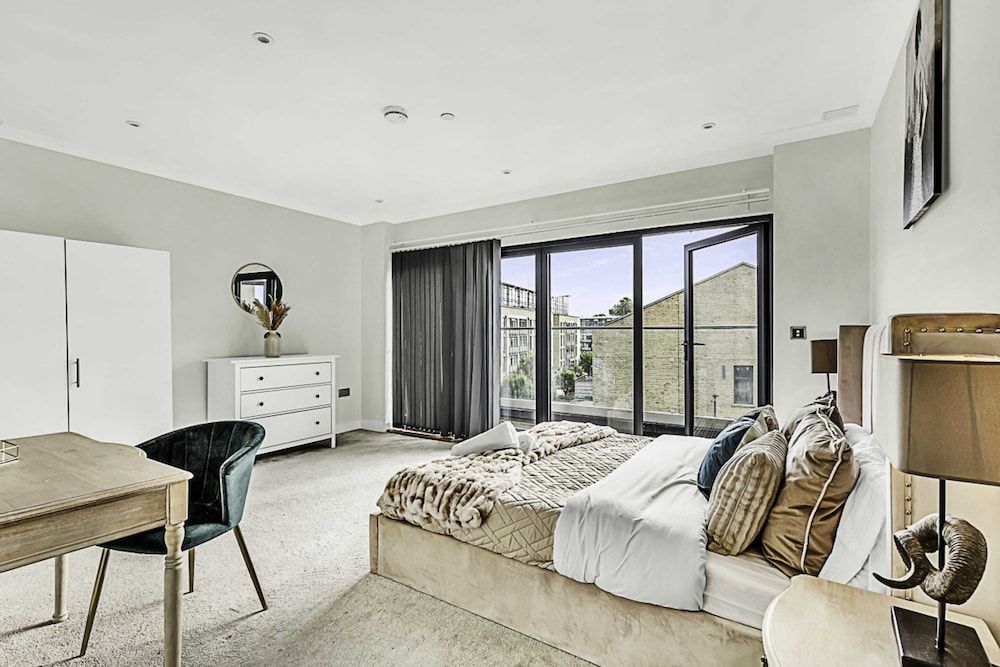 Beautiful Abode In Brentford 1