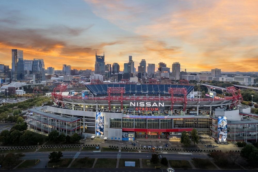 La Quinta Inn & Suites by Wyndham Nashville Downtown Stadium 1