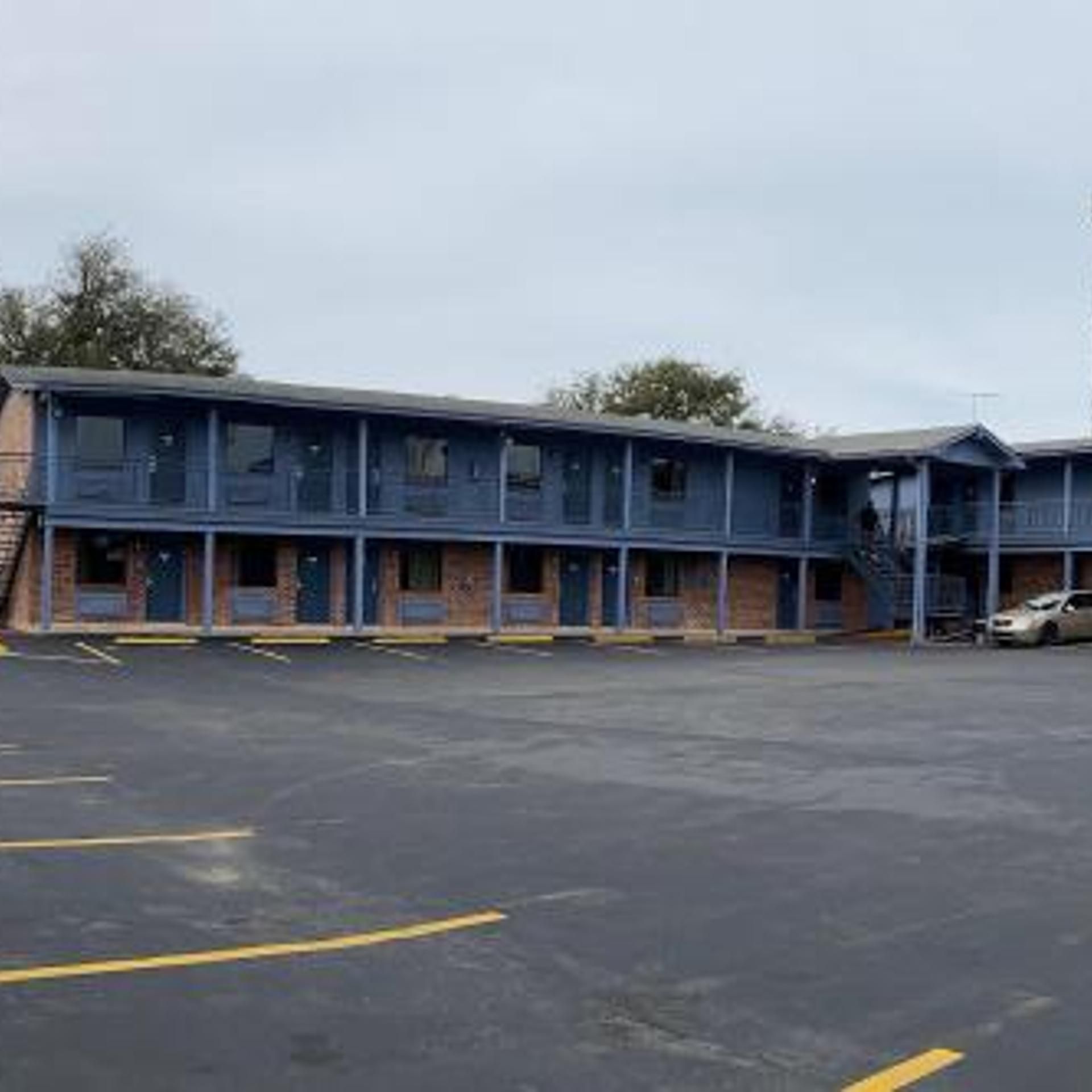 THE COUNTRY CORNER INN 1