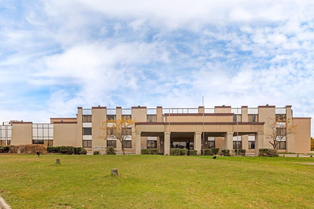 Clarion Hotel & Conference Center Lansing West 1