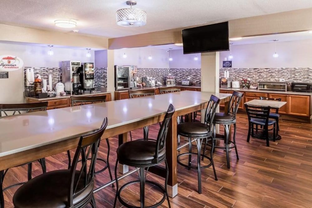 Super 8 by Wyndham Iowa City/Coralville 1