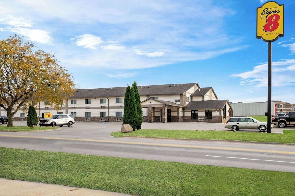 Super 8 by Wyndham Waverly 1