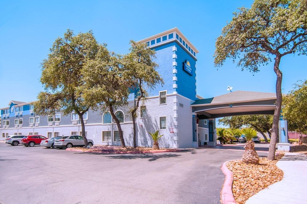 Days Inn & Suites by Wyndham San Antonio North/Stone Oak 1