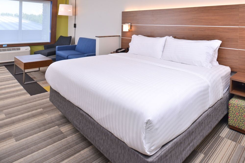 Holiday Inn Express & Suites OMAHA AIRPORT by IHG 2