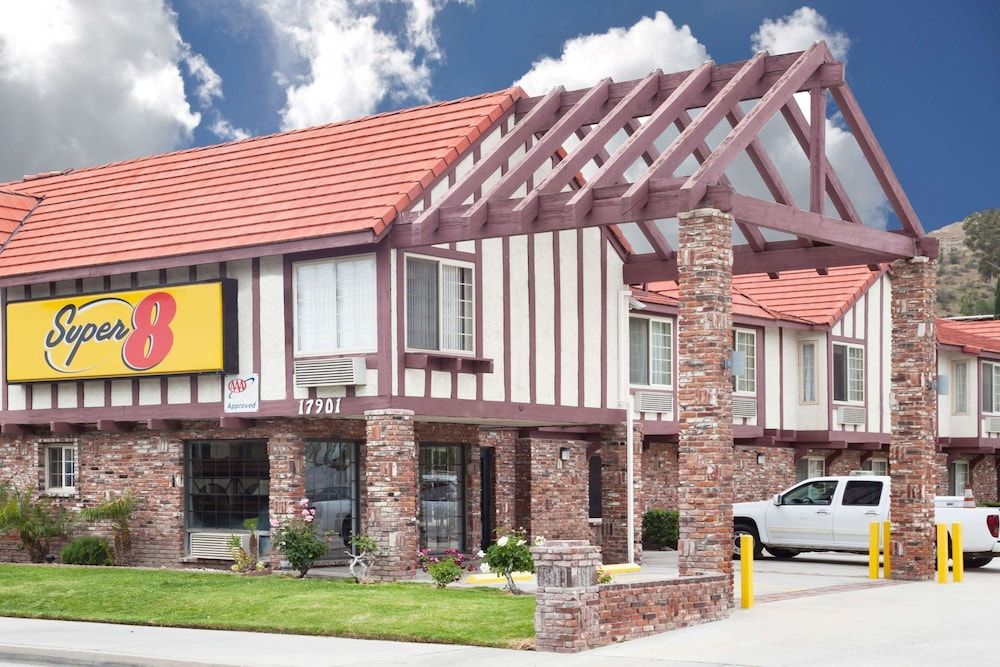 Super 8 by Wyndham Santa Clarita/Valencia 1