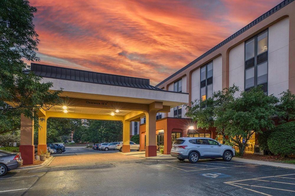 SureStay Plus Hotel by Best Western Chicago Lombard 1