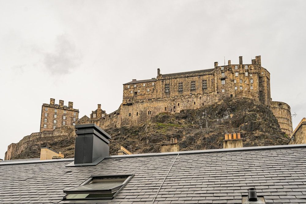 2 Bed Grassmarket Apartment 1