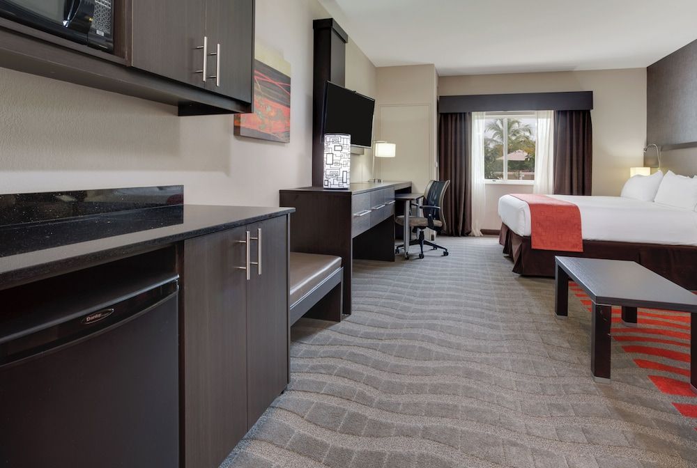 Holiday Inn Express & Suites NAPLES DOWNTOWN - 5TH AVENUE by IHG 2
