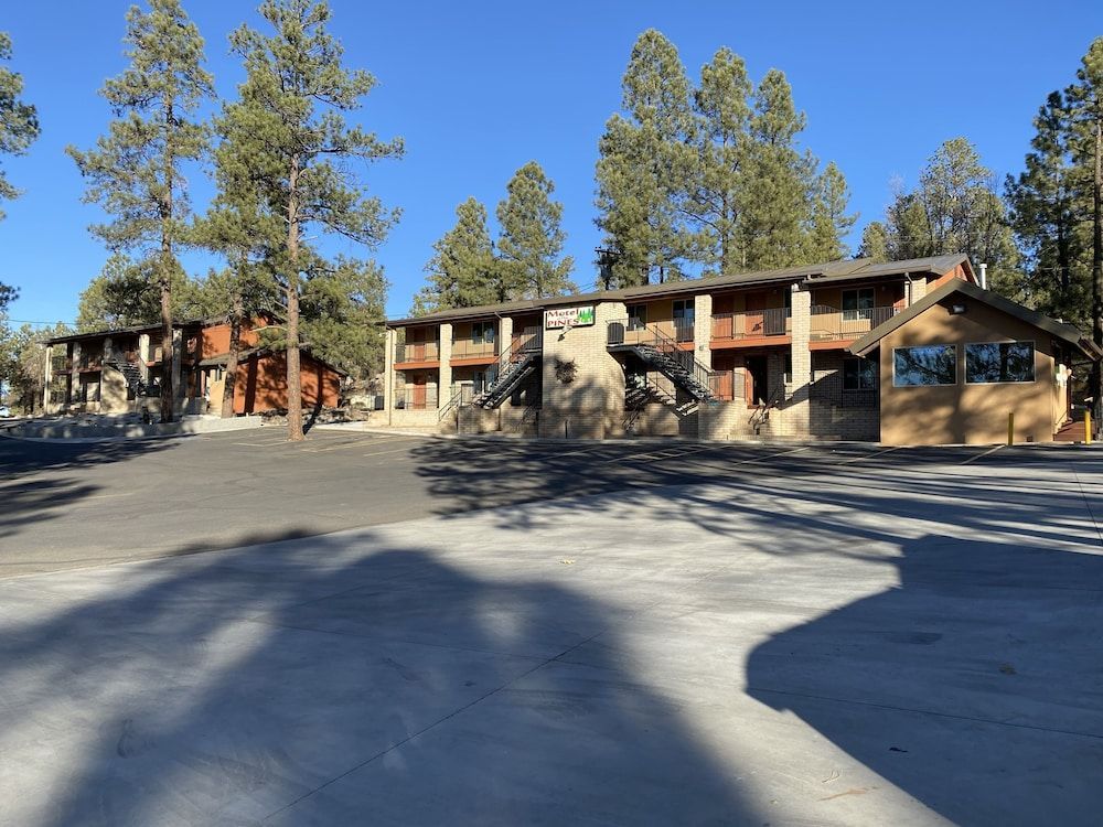 Motel In The Pines 1