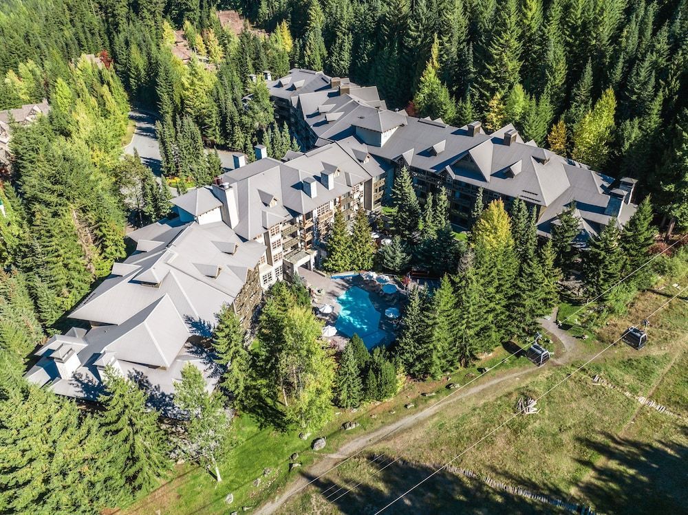 Blackcomb Springs Suites by CLIQUE 1