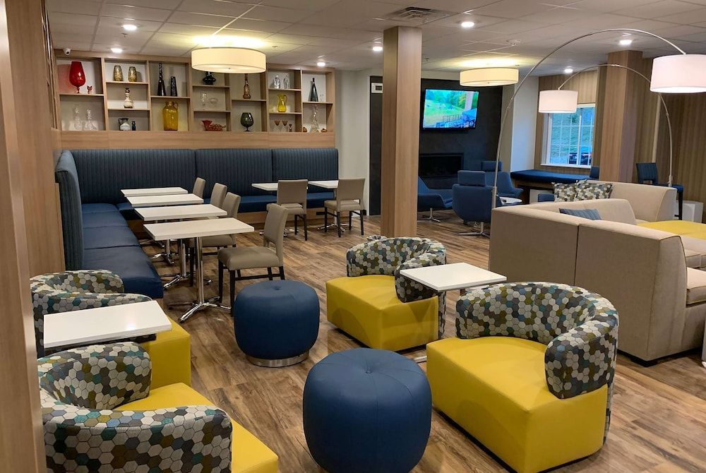 Microtel Inn & Suites by Wyndham Woodland Park 2
