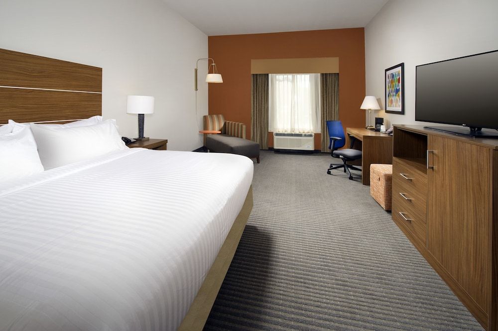 Holiday Inn Express & Suites BAY CITY by IHG 2