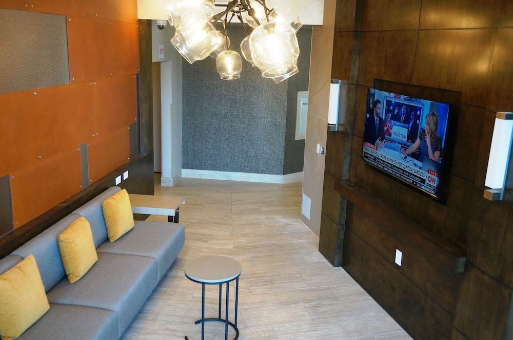 Holiday Inn LONG BEACH AIRPORT by IHG 2
