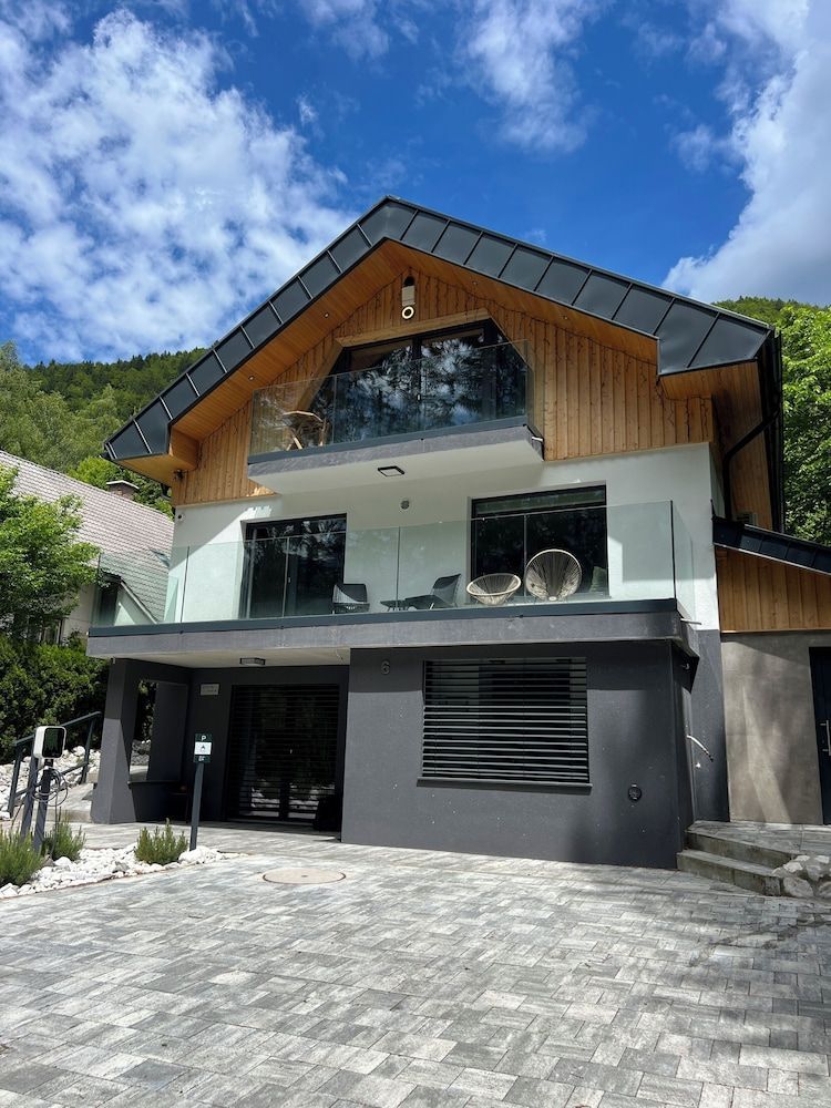 Pine Tree Holiday House 1