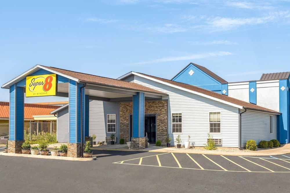 Super 8 by Wyndham Fort Wayne 1
