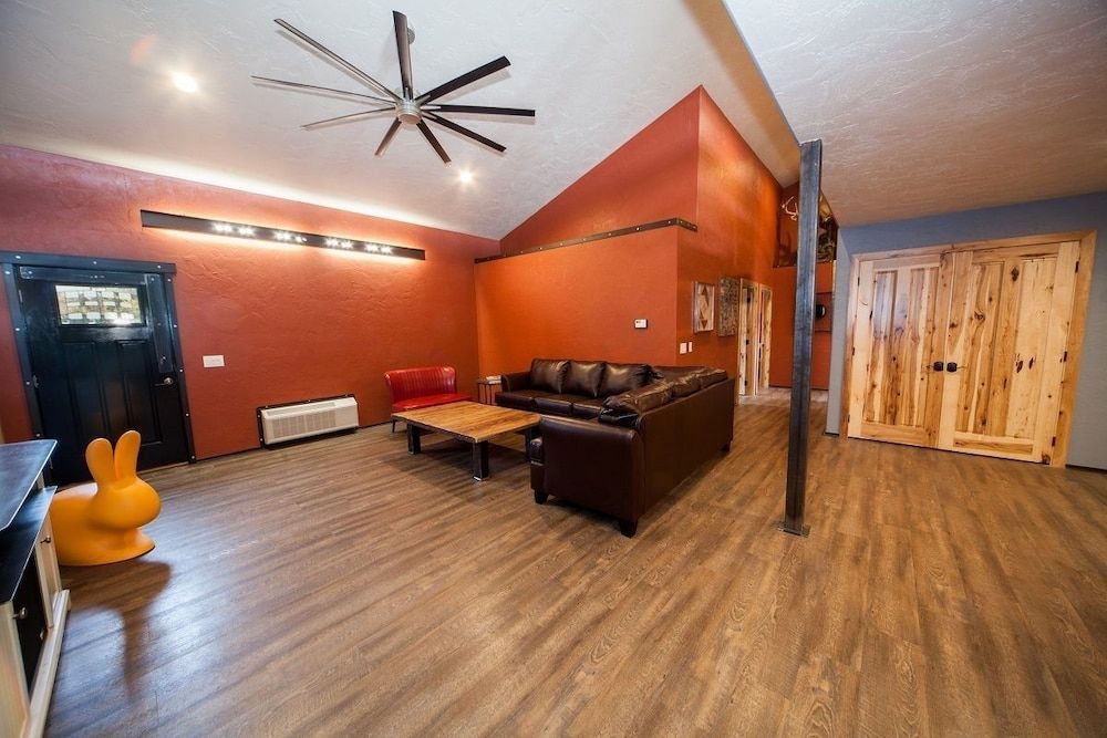 Log Cabin Lodge & Suites 1