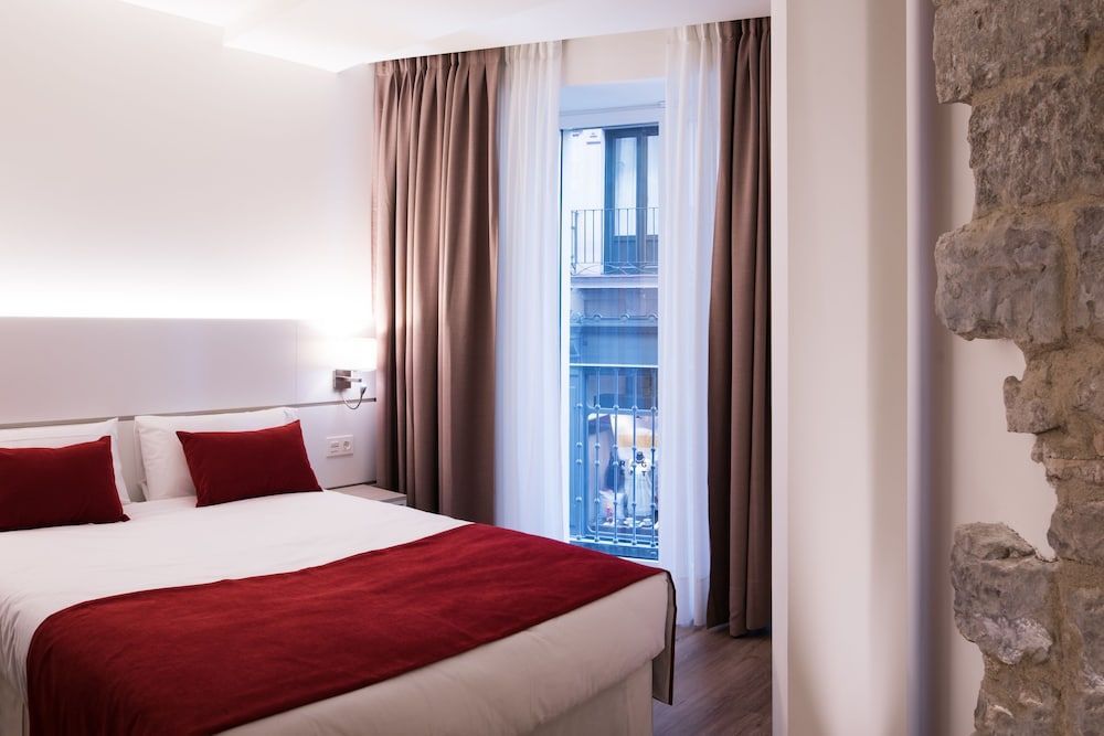 Hotel Pompaelo Plaza del Ayuntamiento & Spa 1