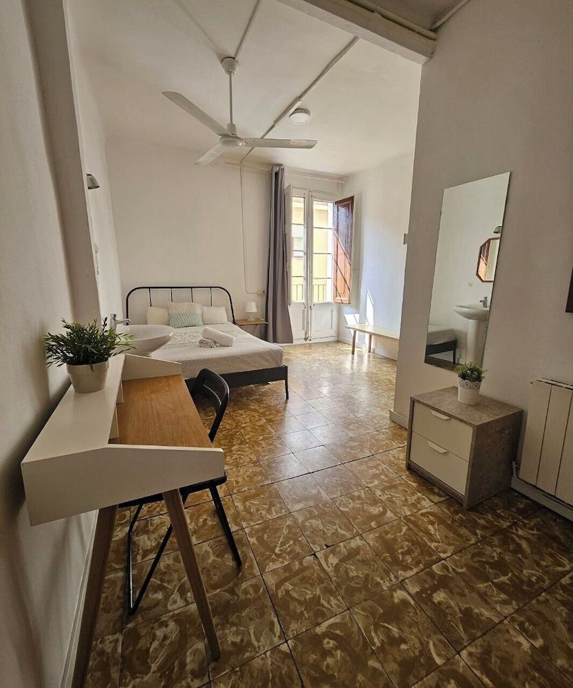 YOUTH HOSTEL - Central and Basic Drassanes 1