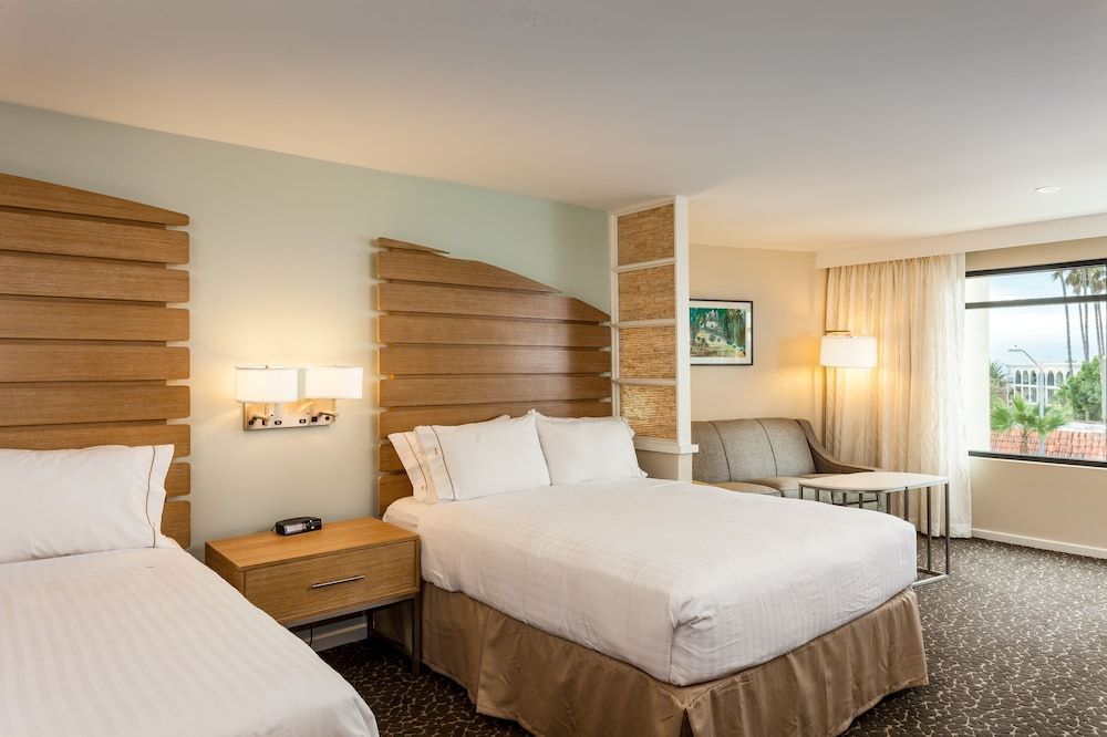 Holiday Inn Express & Suites LA JOLLA – WINDANSEA BEACH by IHG 2