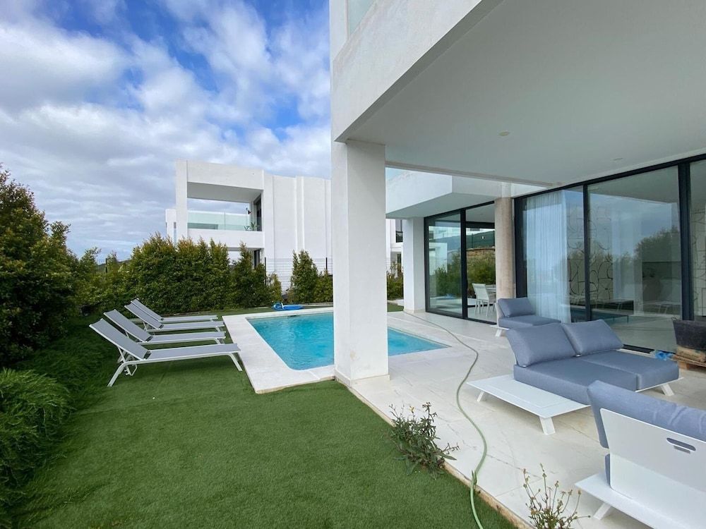 Paris - Manilva - Villa Sotogrande- Sleeps 10 - Pool Access- jacuzzi - Manilva