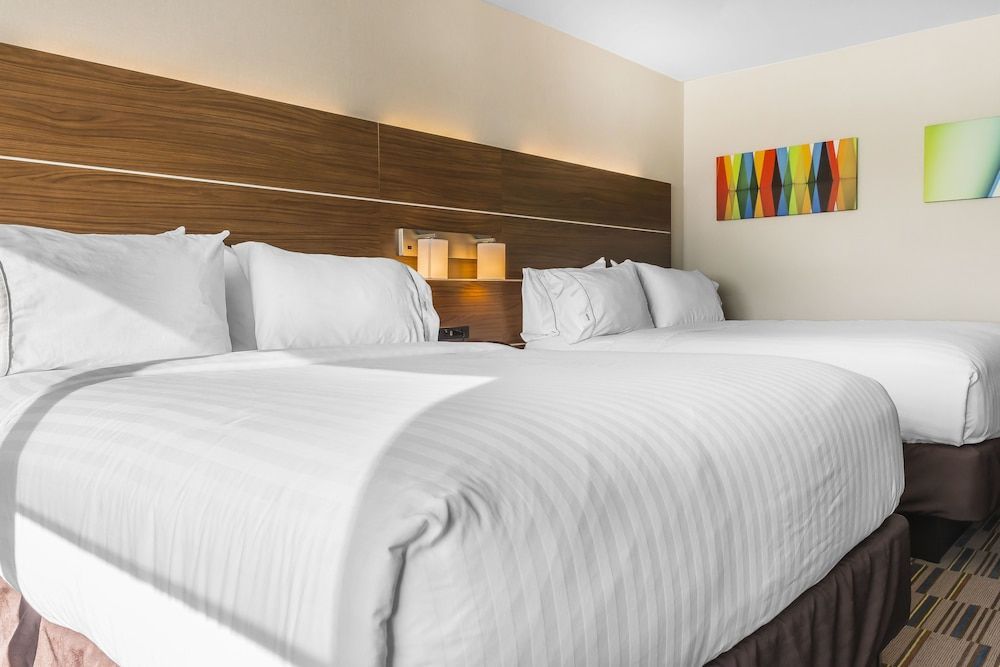 Holiday Inn Express & Suites Clarion by IHG 2