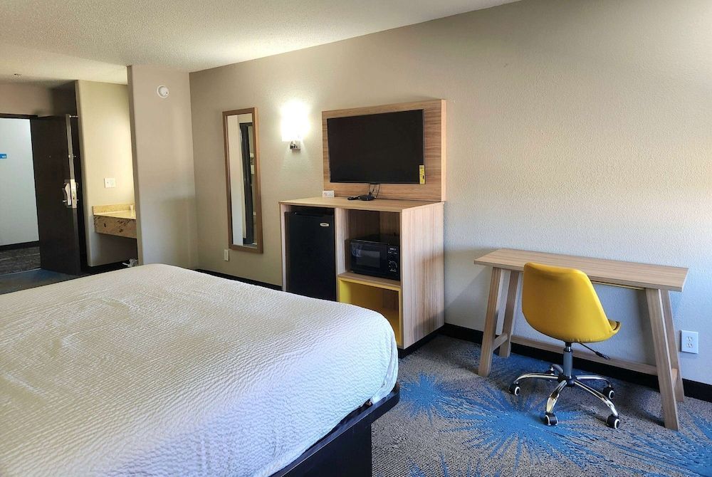 Days Inn & Suites by Wyndham New Iberia 2