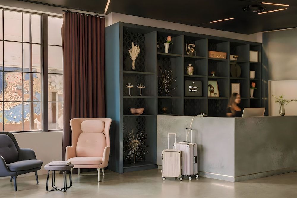 Lark Hotels 907 Main 2