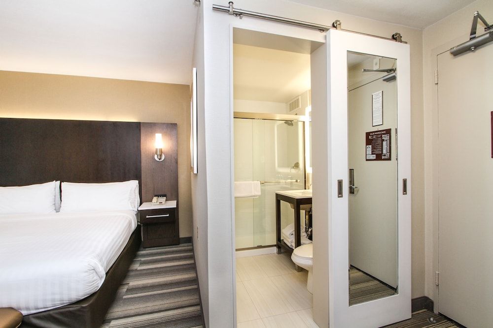 Holiday Inn Express SAN DIEGO DOWNTOWN by IHG 2