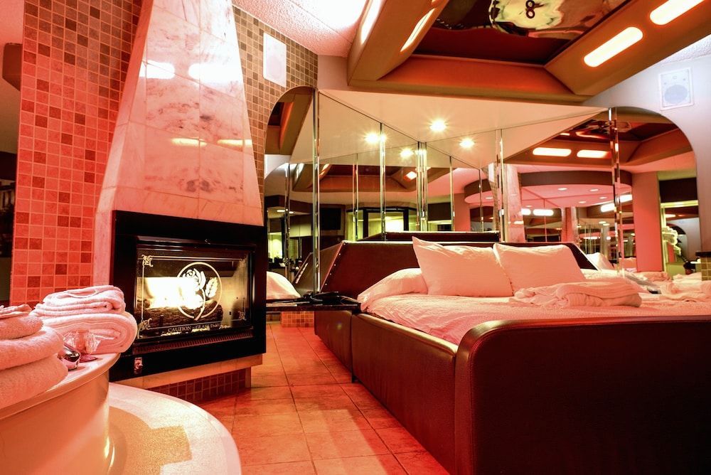 Essence Suites 1
