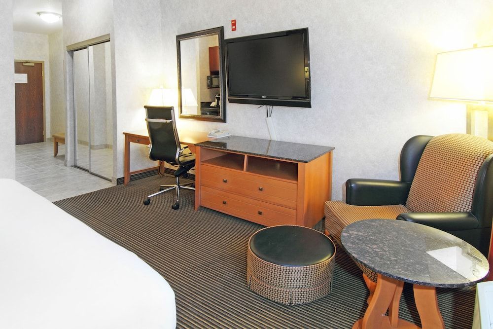 Holiday Inn Express & Suites CALGARY SOUTH-MACLEOD TRAIL S by IHG 2