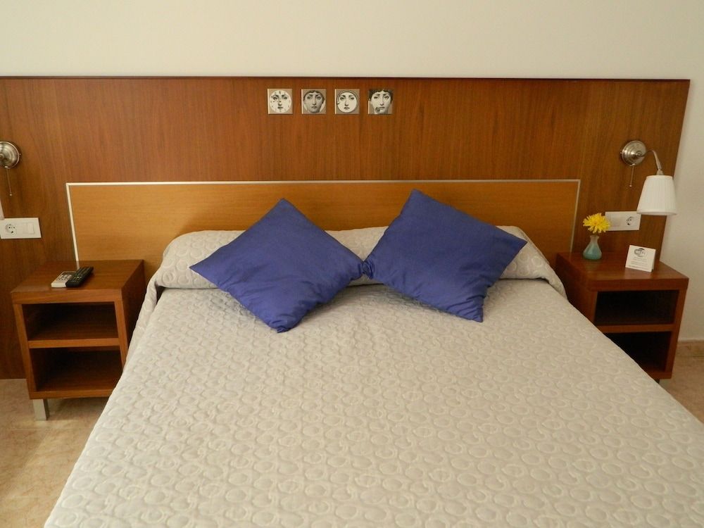 ROVIOR Rooms & Café 1