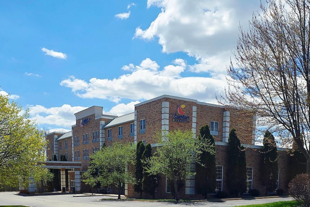Comfort Inn & Suites Grafton-Cedarburg 1