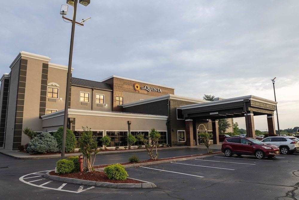La Quinta Inn & Suites by Wyndham Knoxville East 1