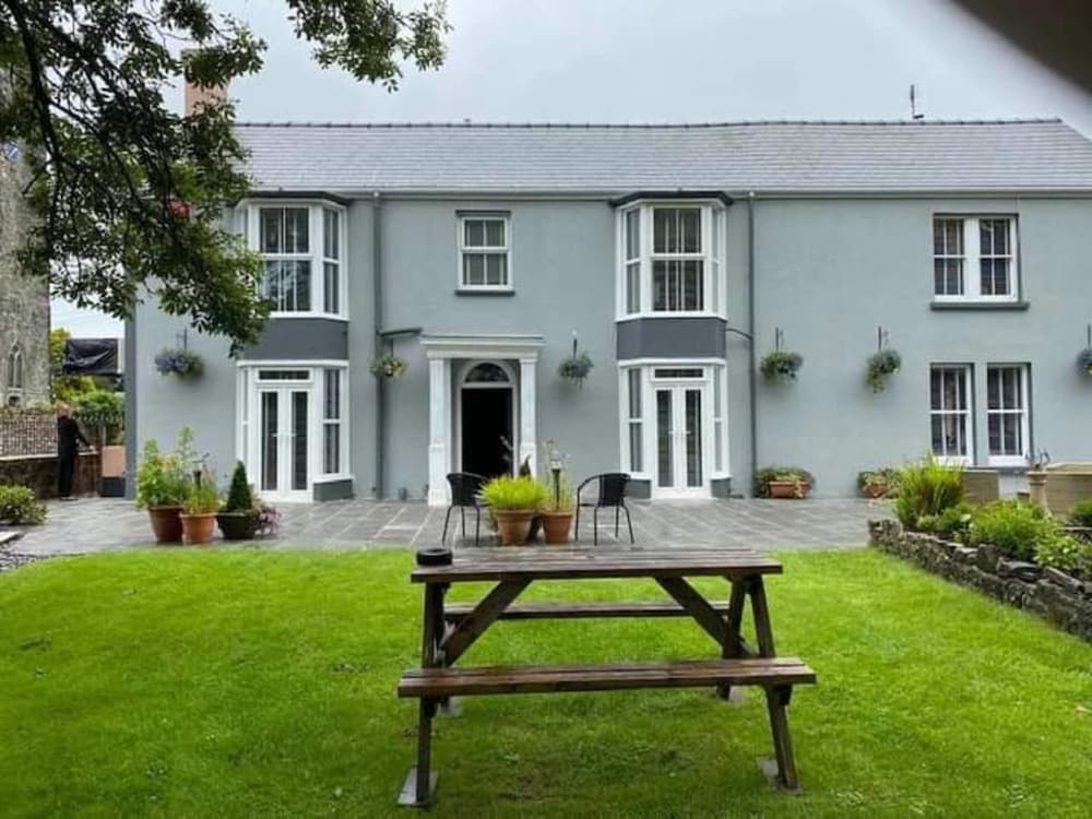 OYO Lamphey Hall 1