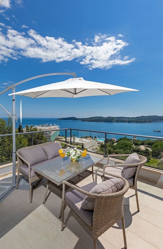 Apartmani D & J with Heated Pool & Stunning Sea View 1