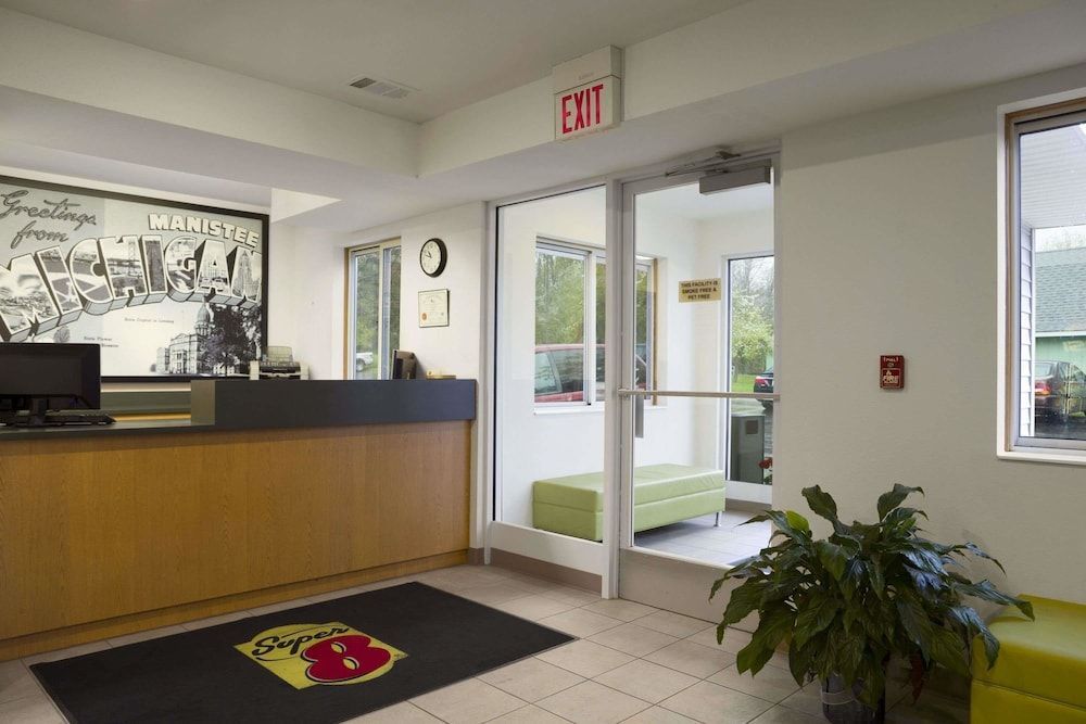 Super 8 by Wyndham Manistee 2